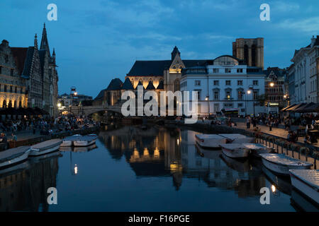 Graslei en Korenlei le soir dans Ghend, Belgique Banque D'Images