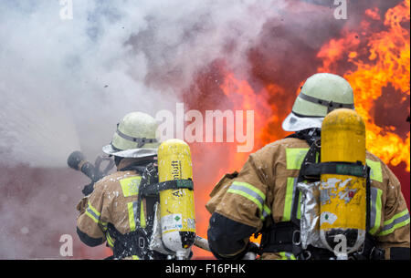 Berlin, Allemagne, le déchargement, le service d'incendie dans l'incendie d'une maison Banque D'Images