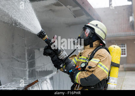 Berlin, Allemagne, le déchargement, le service d'incendie dans l'incendie d'une maison Banque D'Images