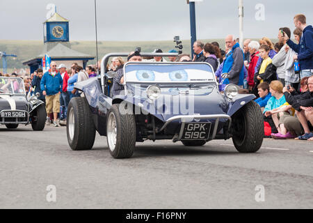 Beach buggies prendre part à Swanage Carnival Procession en juillet avec le thème de super-héros Banque D'Images