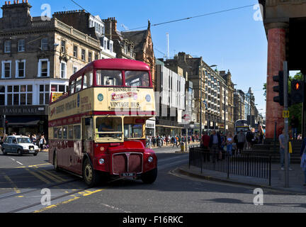 Dh Princes Street Edinburgh Edinburgh sightseeing bus vintage open top Double Decker Tour Banque D'Images