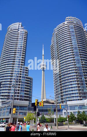 Tour du CN entre deux condominiums à Toronto, Canada Banque D'Images