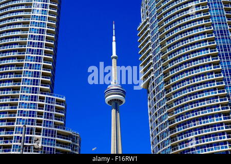 Tour du CN entre deux condominiums à Toronto, Canada Banque D'Images