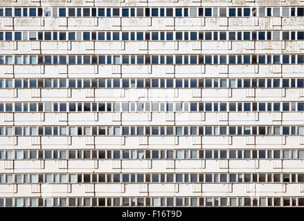 Un immeuble préfabriqué vide dans la partie est de Berlin Banque D'Images