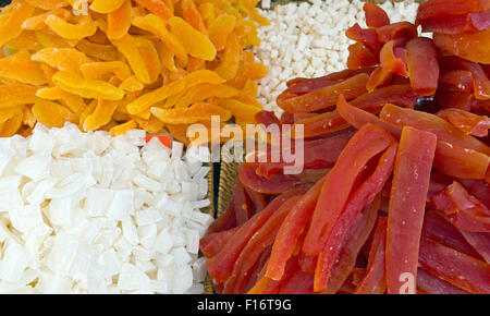 Un assortiment de fruits secs vu sur un marché Banque D'Images