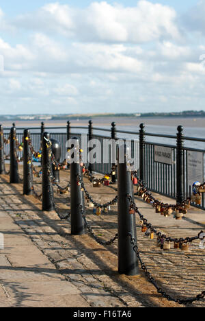 Image éditoriale prises à Liverpool d'un cadenas sur la Mersey - Lovelock sur l'escrime de la chaîne Banque D'Images