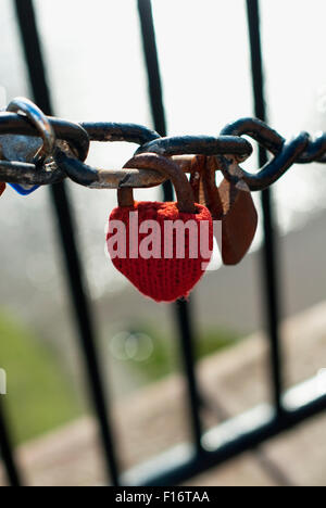 Image éditoriale prises à Liverpool d'un cadenas en forme de coeur rouge - Love lock sur la chaîne l'escrime Banque D'Images