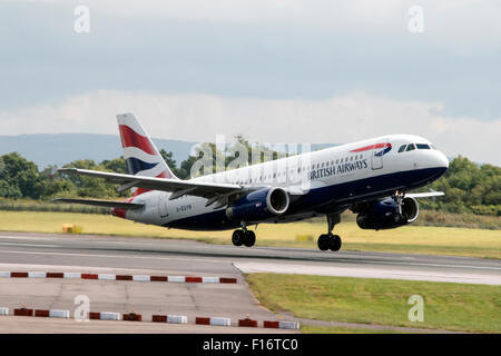 British Airways Airbus A320-232 qui décolle de l'aéroport de Manchester (UK) Banque D'Images