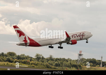 Air Canada Rouge Boeing 767-33A(ER) qui décolle de l'aéroport de Manchester (Royaume-Uni). Banque D'Images