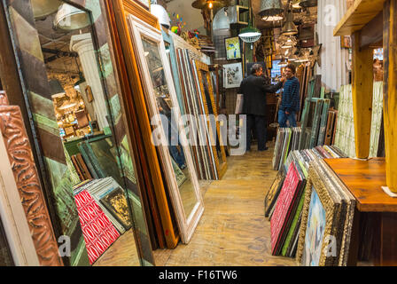 New York City, États-Unis, vues intérieures sur l'affichage dans American antiques Store, «Olde Good Things» dans la région de Chelsea, parcourant la boutique vintage Banque D'Images