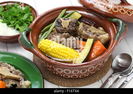 Mole de olla, mexicains et boeuf épicé Ragoût aux légumes Banque D'Images