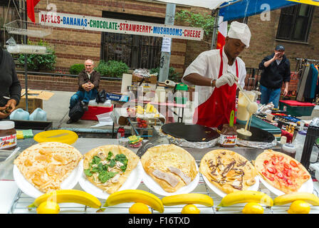 New York City, USA, homme travaillant à Food Stall, avec des pizzas exposées au Chelsea Street Market, Street Vendor Banque D'Images