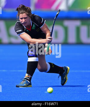 Lea Valley, London, UK. Août 28, 2015. Unibet EuroHockey Championships Jour 8. Pays-bas contre l'Allemagne. Luisa Steindor (GER) efface ses lignes d'Action © Plus Sport/Alamy Live News Banque D'Images