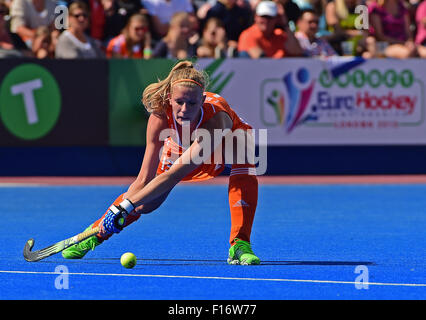 Lea Valley, London, UK. Août 28, 2015. Unibet EuroHockey Championships Jour 8. Pays-bas contre l'Allemagne. Caia van Maasakker (NED) balaie crossfield © Plus Sport Action/Alamy Live News Banque D'Images