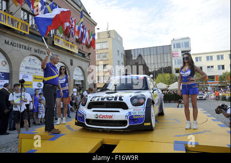 Zlin, République tchèque. Août 28, 2015. Vaclav Pech et Petr Uhel, MINI John Cooper Works S2000, la République tchèque, Barum rally Intercontinental Rally Challenge (IRC) et l'automobile international championnat de République tchèque à Zlin, République tchèque, le 28 août 2015. En photo avec un drapeau directeur de société Laznicka Barum Continental Libor. © Dalibor Gluck/CTK Photo/Alamy Live News Banque D'Images