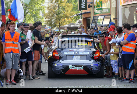 Zlin, République tchèque. Août 28, 2015. Alpine A110 et Pavel Veronika Havelkova, Skoda Fabia S2000, la République tchèque, Barum rally Intercontinental Rally Challenge (IRC) et l'automobile international championnat de République tchèque à Zlin, République tchèque, le 28 août 2015. © Dalibor Gluck/CTK Photo/Alamy Live News Banque D'Images