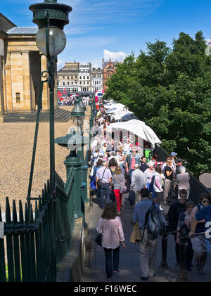 dh marché stands PLAYFAIR MARCHES ÉDIMBOURG Écosse touristes marchant personnes visitant le tourisme visite Banque D'Images