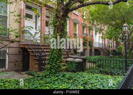 New York City, États-Unis, Chelsea Area, maisons de ville, avec jardins en face, scène de rue, été, maisons brownstone quartier de New York, chelsea vintage, immeubles d'appartements marché de location New York Banque D'Images