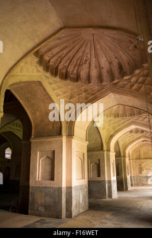 L'Inde, le Jammu-et-Cachemire, Srinagar, Nowhatta Pathar, Masjid, intérieur, de l'arcade en ogive Banque D'Images