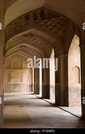 L'Inde, le Jammu-et-Cachemire, Srinagar, Nowhatta Pathar, Masjid, intérieur, de l'arcade en ogive Banque D'Images