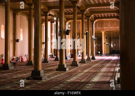 L'Inde, le Jammu-et-Cachemire, Srinagar, Nowhatta Jamia Masjid,, de l'intérieur, colonnes faites de troncs d'arbres deodar cedar Banque D'Images