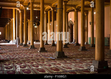 L'Inde, le Jammu-et-Cachemire, Srinagar, Nowhatta Jamia Masjid,, de l'intérieur, colonnes faites de troncs d'arbres deodar cedar Banque D'Images