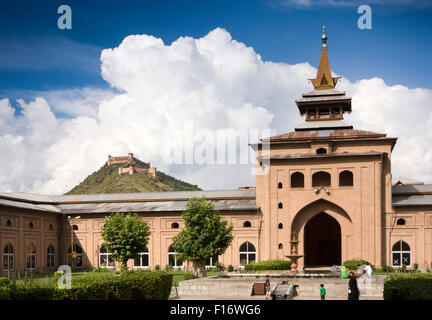 L'Inde, le Jammu-et-Cachemire, Srinagar, Jamia Masjid, Nowhatta, cour, et Forteresse d'Hari Parbat au-dessus sity Banque D'Images