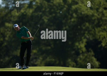 Edison, NJ, USA. Août 28, 2015. Brandt Snedeker (USA) hits un tir d'approche sur le 15e trou au cours de la deuxième série de l'Indice Barclays Fed Ex Champion à Plainfield Country Club à Edison, NEW JERSEY Kostas Lymperopoulos/csm/Alamy Live News Banque D'Images