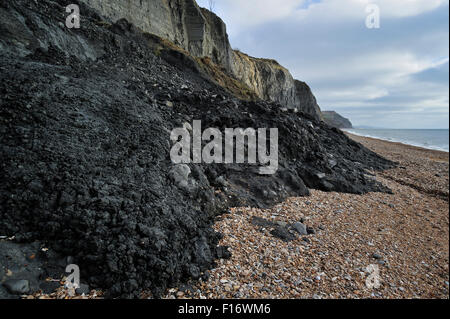 Black Ven glissement de terrain sur plage entre Lyme Regis et Charmouth le long de la Côte Jurassique, Dorset, dans le sud de l'Angleterre, Royaume-Uni Banque D'Images