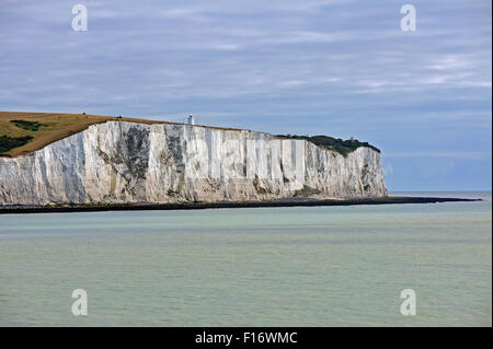 Les falaises blanches de Douvres et le phare de l'avant-pays du sud de la Manche, dans le Kent, England, UK Banque D'Images