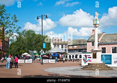 Market Cross Town Square et Old Town Hall en été Carlisle Cumbria Angleterre Royaume-Uni Grande-Bretagne Banque D'Images