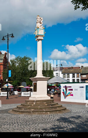 Market Cross and Town Square en été Carlisle Cumbria Angleterre Royaume-Uni Royaume-Uni Grande-Bretagne Banque D'Images