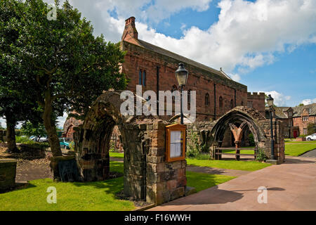 La Fratrie Carlisle Cathedral en été Carlisle Cumbria Angleterre Royaume-Uni GB Grande-Bretagne Banque D'Images