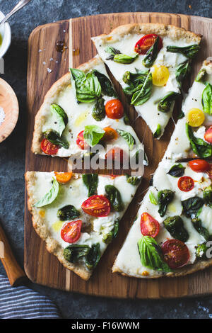 Padron poivre et tomate cerise pizza, des plats sans gluten et à grains. Banque D'Images