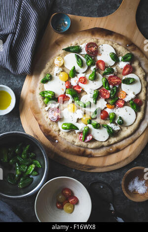 Padron poivre et tomate cerise pizza, des plats sans gluten et à grains. Banque D'Images