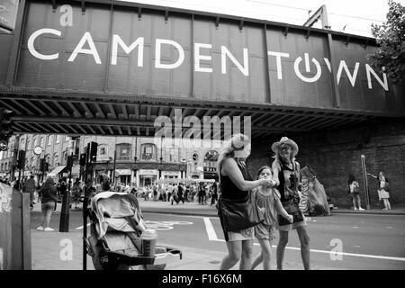 Vue sur rue - Camden Town bridge. Banque D'Images