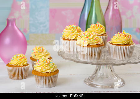 Sprinkles cupcakes avec la vanille Banque D'Images