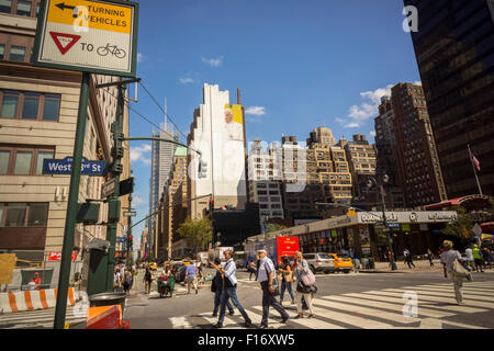 New York, USA. Août 28, 2015. Un panneau près de Madison Square Garden est décoré avec l'image du Pape François avant sa visite à New York, vu le Vendredi, Août 28, 2015. Le Saint Père va entraîner une masse au Madison Square Garden le 25 septembre dans le cadre de son New York circuit qui peut ou peut ne pas inclure une visite à Central Park. Le pape sera aux États-Unis à partir du 22 septembre à Washington DC, New York et Philadelphie. Crédit : Richard Levine/Alamy Live News Banque D'Images