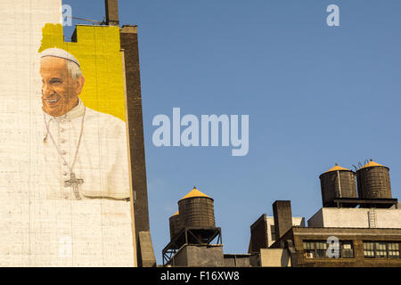 New York, USA. Août 28, 2015. Un panneau près de Madison Square Garden est décoré avec l'image du Pape François avant sa visite à New York, vu le Vendredi, Août 28, 2015. Le Saint Père va entraîner une masse au Madison Square Garden le 25 septembre dans le cadre de son New York circuit qui peut ou peut ne pas inclure une visite à Central Park. Le pape sera aux États-Unis à partir du 22 septembre à Washington DC, New York et Philadelphie. Crédit : Richard Levine/Alamy Live News Banque D'Images