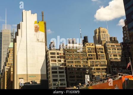 New York, USA. Août 28, 2015. Un panneau près de Madison Square Garden est décoré avec l'image du Pape François avant sa visite à New York, vu le Vendredi, Août 28, 2015. Le Saint Père va entraîner une masse au Madison Square Garden le 25 septembre dans le cadre de son New York circuit qui peut ou peut ne pas inclure une visite à Central Park. Le pape sera aux États-Unis à partir du 22 septembre à Washington DC, New York et Philadelphie. Crédit : Richard Levine/Alamy Live News Banque D'Images