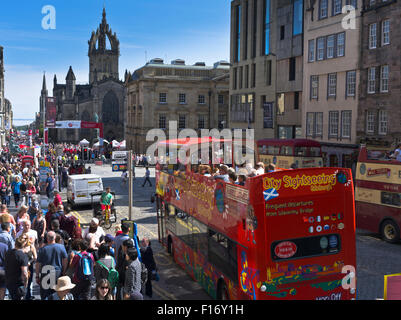 dh Lawnmarket LE ROYAL MILE EDINBURGH City Sightseeing Tour touristes en bus dans la rue touristique de l'écosse Banque D'Images