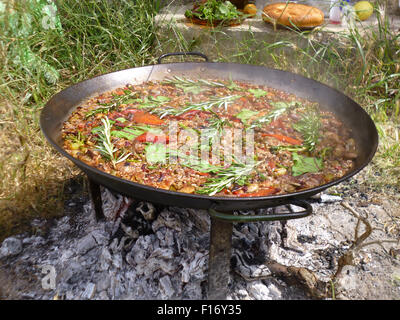 La Paella espagnole végétarien classique faite avec des légumes bio. Banque D'Images