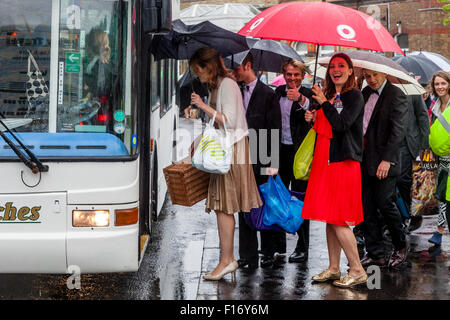 Les jeunes amateurs d'Opéra d'attente à bord d'un bus de Lewes à Glyndebourne Opera House à regarder l'Opéra 'Saul', Lewes, dans le Sussex, UK Banque D'Images