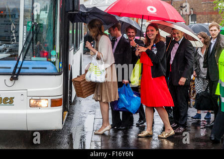 Les jeunes amateurs d'Opéra d'attente à bord d'un bus de Lewes à Glyndebourne Opera House à regarder l'Opéra 'Saul', Lewes, dans le Sussex, UK Banque D'Images