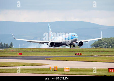 Thomson Airways Boeing 767-304 à propos de décoller à l'aéroport de Manchester (UK) Banque D'Images