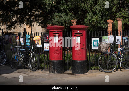 Bureau de poste des boîtes pilier rouge à Cambridge, Cambridgeshire, Angleterre, Royaume-Uni. Août 2015 rouge traditionnelles boîtes à Cambridge, le Banque D'Images