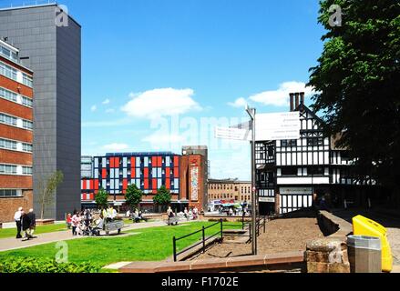 Petit parc le long de la Trinity Street avec le standard de vol public house sur la droite, Coventry, Royaume-Uni. Banque D'Images