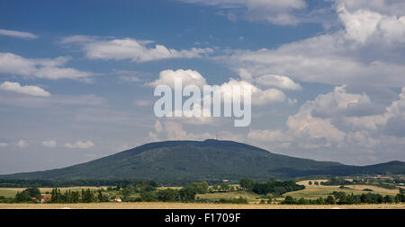 De nombreux cumulus sur le mont Sleza Basse Silésie Pologne Banque D'Images