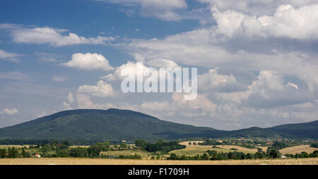 De nombreux cumulus sur le mont Sleza Basse Silésie Pologne Banque D'Images