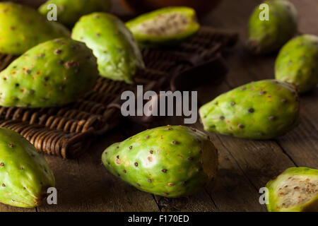 Les fruits de cactus vert organique cru prêt à manger Banque D'Images